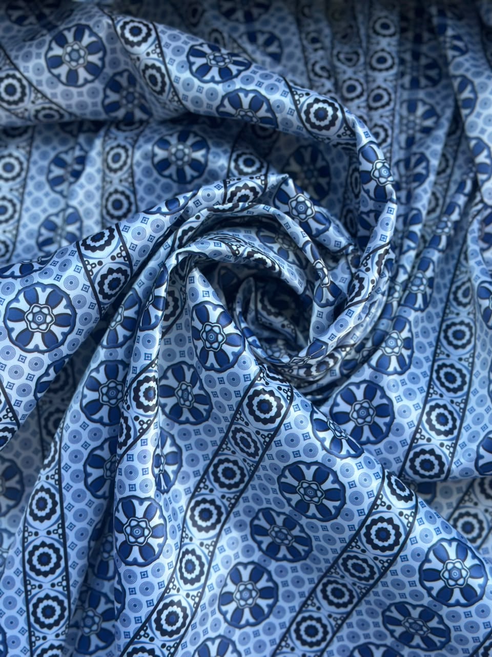 Dark blue Monochrome Flores